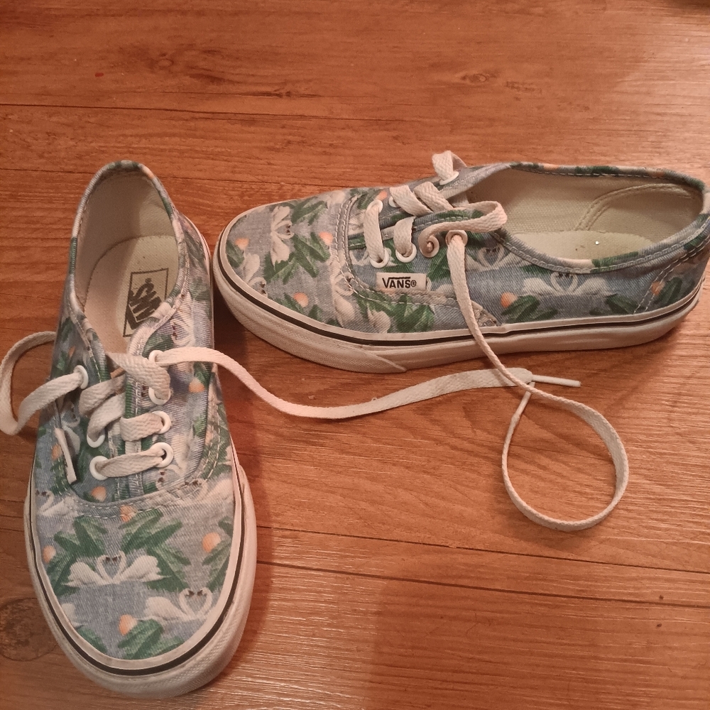 Vans girls shoes size 1 but fit smaller